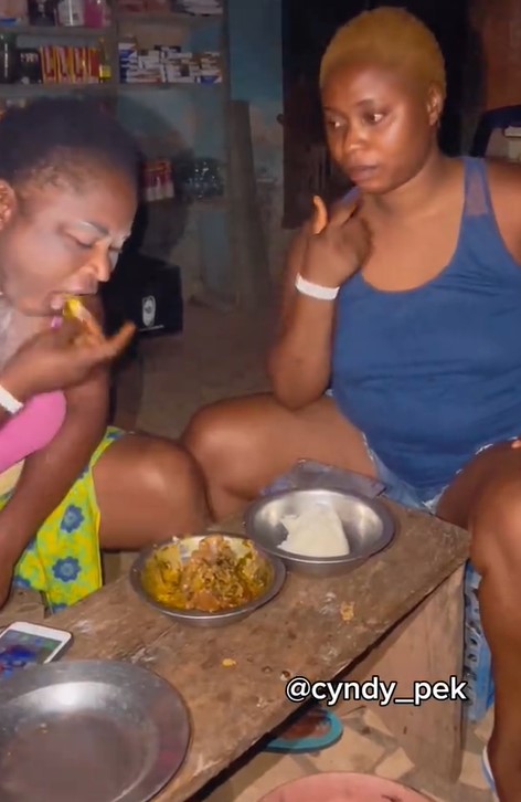 "Na why I prefer to eat with my Dad" – Lady gets be@ten by her mother during dinner for grabbing meat first (Watch)