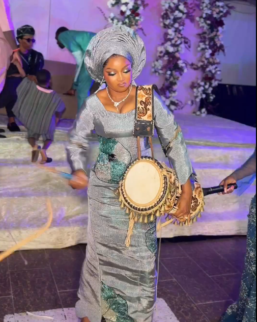 Beautiful bride stún guests with her talking-drum skill (VIDEO)