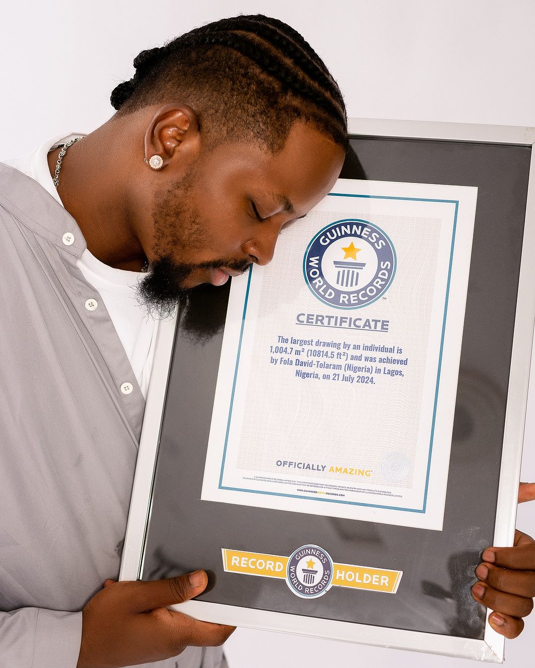 Fola David receives the record for the world's largest drawing by an individual (IMAGE)